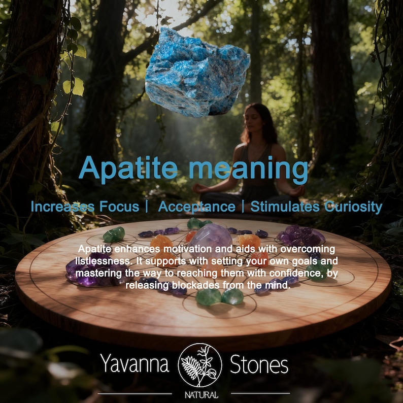 K&ouml;nnte beinhalten: Ein roher blauer Apatit-Kristall schwebt &uuml;ber einem runden Holzbrett mit eingravierten geometrischen Mustern, verziert mit bunten Edelsteinen. Text: Apatite meaning, Increases Focus, Acceptance, Stimulates Curiosity, Yavanna Stones.