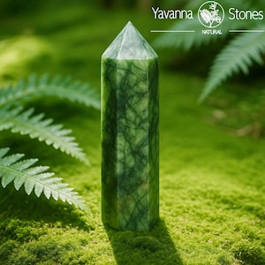 Könnte beinhalten: Eine weiße Keramik-Tasse mit schwarzem Henkel und dem Text "But First, Coffee" in schwarzer, handschriftlicher Schrift. Die Tasse steht auf einer weißen Oberfläche.