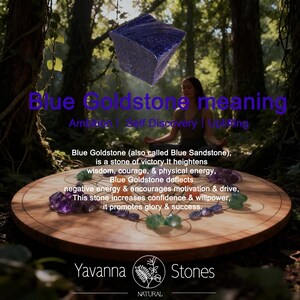 Puede incluir: Un cristal de Blue Goldstone azul oscuro, facetado, flota sobre una exhibici&oacute;n de madera con varias piedras preciosas. La imagen incluye texto sobre las propiedades de la piedra y el logotipo de Yavanna Stones.