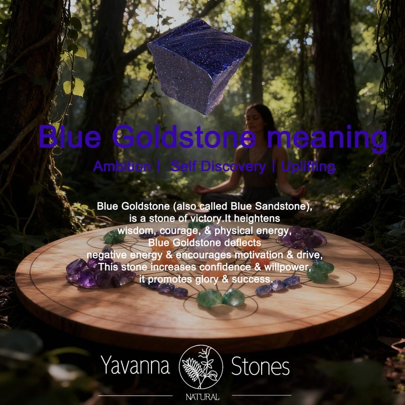 Puede incluir: Un cristal de Blue Goldstone azul oscuro, facetado, flota sobre una exhibici&oacute;n de madera con varias piedras preciosas. La imagen incluye texto sobre las propiedades de la piedra y el logotipo de Yavanna Stones.