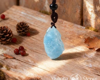Colgante de aguamarina en bruto, collar de cristal azul natural, amuleto con piedra natal de marzo.