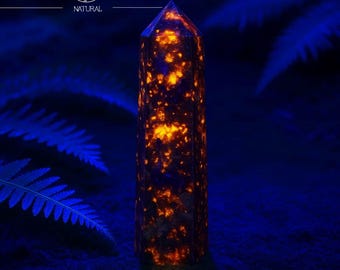 Torre de piedra de llama de yooperlita, obelisco reactivo a los rayos UV, muestra mineral
