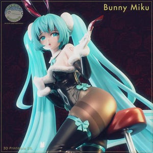 Könnte beinhalten: Detaillierte Figur von "Bunny Miku" mit langen, fließenden türkisfarbenen Haaren und Hasenohren. Die Figur trägt einen schwarzen Body mit hellblauen Schleifen und halterlosen Strümpfen. Der Text "3D Printable STL" ist sichtbar.