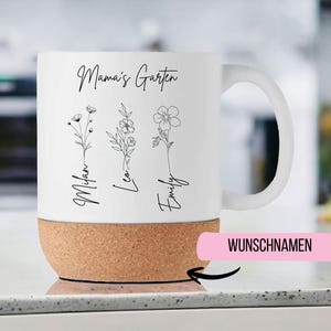 May include: White ceramic mug with a cork base, featuring floral line art and the text "Mama's Garten." Below the flowers are the names Milan, Leo, and Emily. The mug has a curved handle and a pink banner with the text "WUNSCHNAMEN."