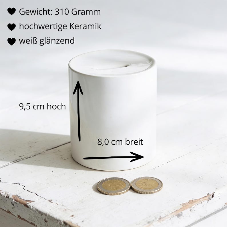 Puede incluir: Un cilindro de cer&aacute;mica blanco, de 9,5 cm de alto y 8,0 cm de ancho, con un acabado brillante. El texto de la imagen indica un peso de 310 gramos. Dos monedas en primer plano.