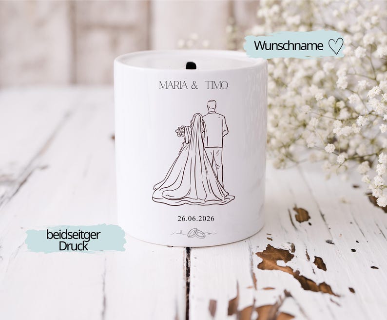 Puede incluir: Recuerdo de boda de cer&aacute;mica blanca con un dibujo lineal negro de una novia y un novio. Los nombres "Maria & Timo" y la fecha "26.06.2026" est&aacute;n impresos. Las palabras "Wunschname" y "beidseitger Druck" tambi&eacute;n son visibles.