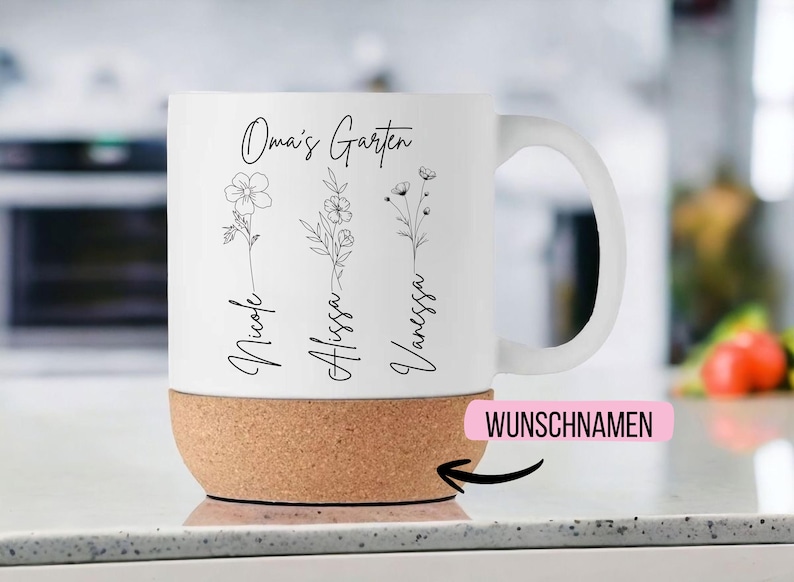 May include: White ceramic mug with a cork base. The mug features the text "Oma's Garten" and floral illustrations with the names Nicole, Alissa, and Vanessa. The bottom of the mug has a pink label with the text "WUNSCHNAMEN".