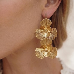 Boucles d'oreilles pendantes florales double rangée dorées - Boucles d'oreilles florales audacieuses - Bijoux en or - Boucles d'oreilles de mariée - Bijoux de mariage élégants