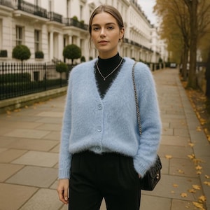 ソフトニットVネックカーディガン：モヘア風ふわふわ軽量セーター