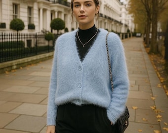 Weicher Strick-Cardigan mit V-Ausschnitt: Flauschiger, leichter Pullover im Mohair-Stil