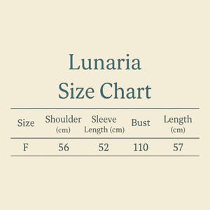 K&ouml;nnte beinhalten: Eine Gr&ouml;&szlig;entabelle f&uuml;r Lunaria-Kleidung mit Ma&szlig;en in Zentimetern. Die Tabelle enth&auml;lt Gr&ouml;&szlig;e, Schulterl&auml;nge (56 cm), &Auml;rmell&auml;nge (52 cm), Brustumfang (110 cm) und L&auml;nge (57 cm).