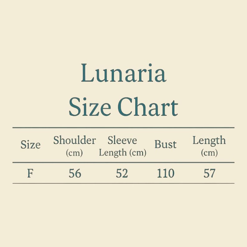 K&ouml;nnte beinhalten: Eine Gr&ouml;&szlig;entabelle f&uuml;r Lunaria-Kleidung mit Ma&szlig;en in Zentimetern. Die Tabelle enth&auml;lt Gr&ouml;&szlig;e, Schulterl&auml;nge (56 cm), &Auml;rmell&auml;nge (52 cm), Brustumfang (110 cm) und L&auml;nge (57 cm).
