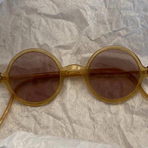 Seltene 1930er Jahre Runde getönte Sonnenbrille | Art Deco Honigbernstein-Zelluloidrahmen | Vintage optische Brillen