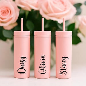 Personalisierter Becher mit Strohhalm, Brautjungfer Geschenke, Brautjungfer Vorschlag, Bachelorette Party Gefälligkeiten, Mädchens Reise Becher, kundenspezifischer dünner Becher