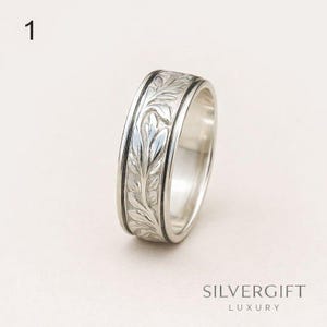 Anillo giratorio de plata de ley grabado, alianza vintage con diseño de vid y flores oxidadas.