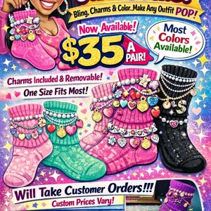 Może przedstawiać: Reklama "Prettii's Junk Socks!" przedstawiająca kilka par kolorowych skarpet ozdobionych zawieszkami. Skarpetki są dostępne w różnych kolorach, w tym różowym, zielonym i czarnym, i reklamowane jako "bling" i "zawieszki w zestawie".