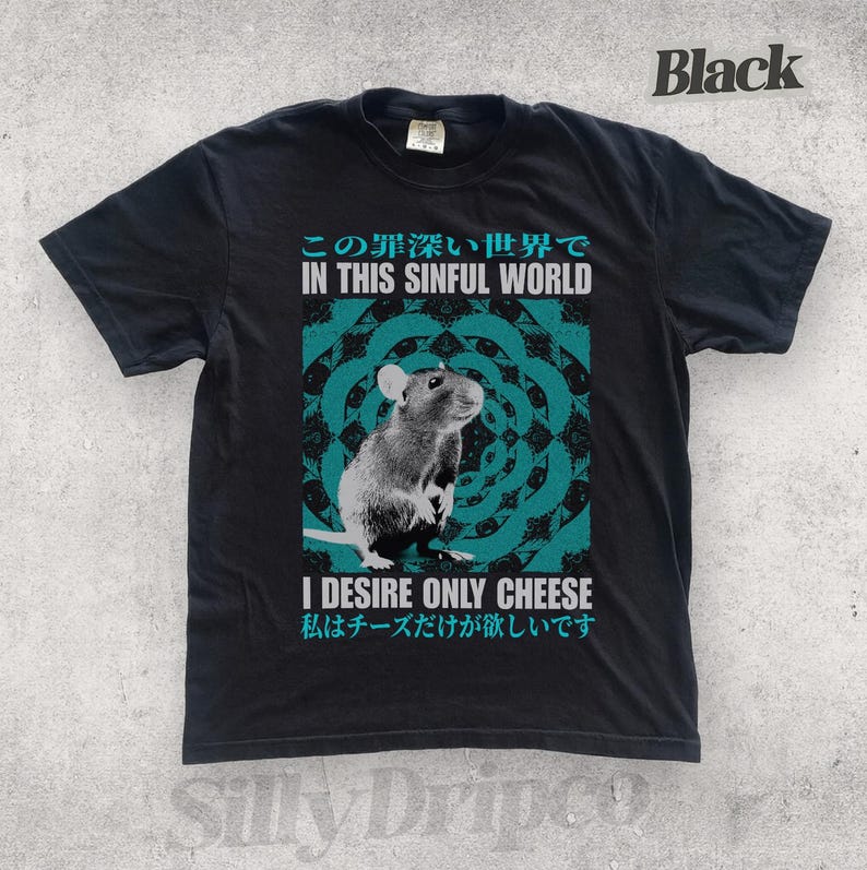 Op de afbeelding: Zwart T-shirt met een afbeelding van een rat en de tekst "IN THIS SINFUL WORLD I DESIRE ONLY CHEESE" in het Engels en Japans. Het ontwerp bevat een turquoise en zwart cirkelvormig patroon.