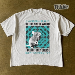 Op de afbeelding: Wit t-shirt met een afbeelding van een rat en de tekst "IN THIS SINFUL WORLD" en "I DESIRE ONLY CHEESE" in het Engels en Japans. Het ontwerp heeft een turquoise en zwarte achtergrond.