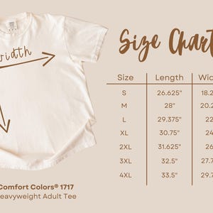 Op de afbeelding: Cr&egrave;mekleurig Comfort Colors 1717 heavyweight volwassen T-shirt met een maattabel. De tabel toont de afmetingen voor lengte en breedte in inches, vari&euml;rend van maat S tot 4XL. Pijlen geven lengte en breedte aan.