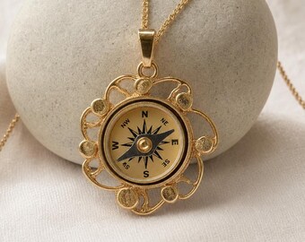 Collar con brújula de oro trabajado: colgante de joyería funcional, regalo para viajeros.