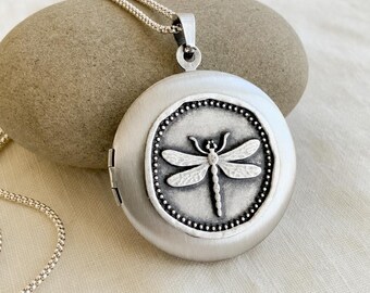 Medallón de plata con forma de libélula, con fotos y grabado, collar personalizado con motivos de la naturaleza, regalo para guardar recuerdos fotográficos.