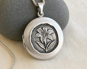 Medallón de plata con forma de lirio, con fotos y grabado, collar personalizado con motivos de la naturaleza, regalo de recuerdo con foto de flores.