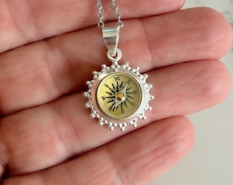 Collar con brújula funcional de plata de ley con grabado, colgante de brújula funcional, regalo personalizado con temática de viajes.