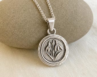 Collar con delicada flor de campanilla de invierno, flor de nacimiento de enero, pequeño colgante de plata con grabado personalizado.
