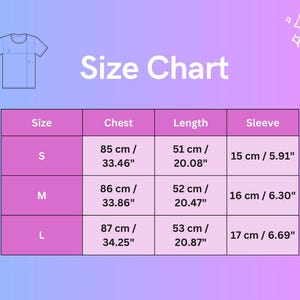 Puede incluir: Una tabla de tallas de camisetas con medidas en cent&iacute;metros y pulgadas. Se enumeran las tallas S, M y L, con medidas de pecho, largo y manga. El texto "Size Chart" est&aacute; en la parte superior.