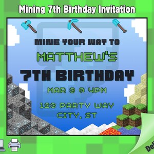 Puede incluir: Una invitación de cumpleaños con temática de Minecraft con el texto "Mining 7th Birthday Invitation". La invitación presenta gráficos pixelados de herramientas, bloques y el texto "Mine Your Way to Matthew's 7th Birthday". Incluye detalles de la fiesta.