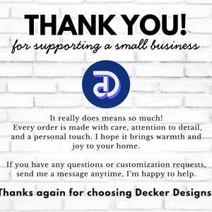 Pu&ograve; includere: Una tazza di ceramica bianca con manico nero e la scritta "But First, Coffee" in nero, in grassetto. La tazza &egrave; appoggiata su una superficie bianca. La tazza &egrave; alta circa 10 cm.