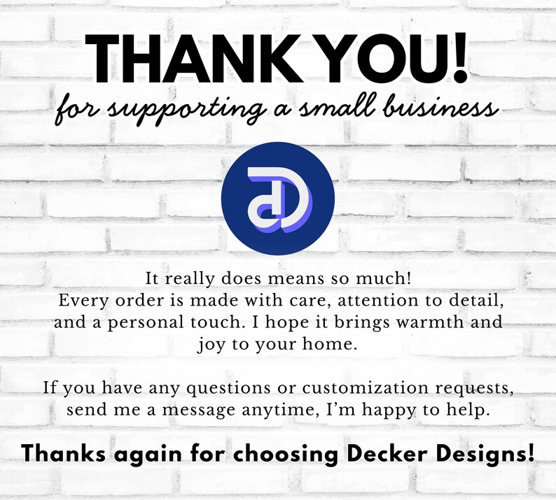 Pu&ograve; includere: Una tazza di ceramica bianca con manico nero e la scritta "But First, Coffee" in nero, in grassetto. La tazza &egrave; appoggiata su una superficie bianca. La tazza &egrave; alta circa 10 cm.