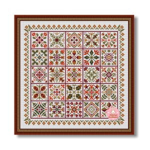 Può includere: Un sampler a punto croce incorniciato con una griglia di 20 quadrati, ognuno con un design geometrico e floreale unico nei toni del verde, rosso e marrone. Il sampler è bordato da un motivo floreale ripetuto e da una cornice marrone scuro.
