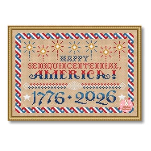 Può includere: Design a punto croce con sfondo beige, con accenti rossi, bianchi e blu. Il testo recita "HAPPY SEMIQUICENTENNIAL, AMERICA!" con gli anni "1776-2026" sottostanti. Il design è incorniciato da un bordo dorato.