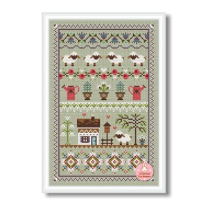 Peut inclure: Image d'une broderie au point de croix représentant une scène pastorale avec des moutons, une maison et divers motifs floraux et végétaux. La palette de couleurs comprend des nuances de vert, de rouge et de blanc, créant une esthétique charmante et artisanale.
