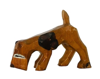 Escultura de perro de madera tallada a mano, estilo vintage, arte popular.