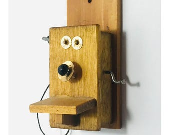 Telefono da parete in miniatura artigianale fatto a mano per casa delle bambole, in legno d'epoca.