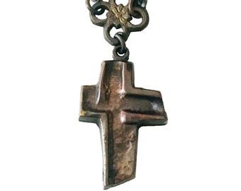 Collar vintage con cruz japonesa de 23" con forma estilizada, metal de color cobre, joyería exclusiva y original