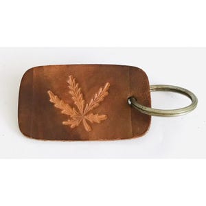 Vintage stämplad lädernyckelring med marijuanablad från 1970-talet, original USA, handstämplad
