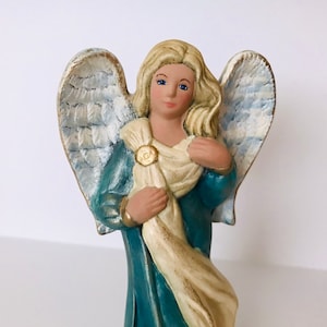 Handbemalte Keramik geflügelte Engel Figur Stehende Dame Figur 17,8 cm hoch, blau Gold