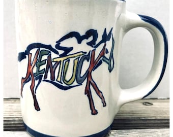Taza de cerámica Louisville Stoneware Kentucky Derby, carreras de caballos, azul cobalto