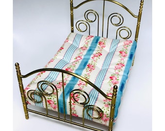 Cama y colchón de latón de estilo victoriano vintage para casa de muñecas artesanal
