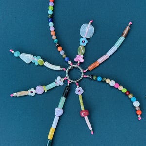 Dije de cuentas para bolso hecho a mano (juego de 2): Dije colorido para bolso, accesorio para mochila, llavero, regalo para ella