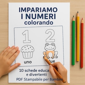 Può includere: Una pagina da colorare per bambini con il testo italiano "IMPARIAMO I NUMERI colorando" e i numeri 1 e 2. La pagina include illustrazioni di un cupcake e una rana. Un bambino sta colorando la rana con una matita. Tre matite colorate sono accanto alla pagina.