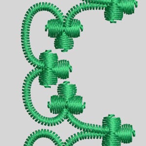 Puede incluir: Diseño bordado vertical en verde brillante, con un patrón repetido de formas florales o en forma de cruz estilizadas conectadas por líneas curvas en forma de tallo. El diseño está sobre un fondo gris claro liso.