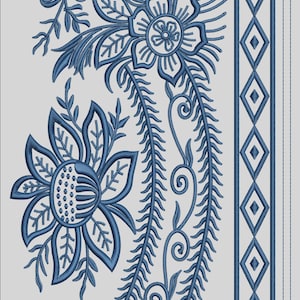 Peut inclure: Motif de broderie florale bleu détaillé avec deux grandes fleurs, des motifs de feuilles complexes et une bordure décorative avec des losanges. Le motif est posé sur un fond gris clair, mettant en valeur les détails délicats de la broderie.