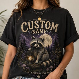 Camiseta Comfort Colors personalizada con estampado de mapache, camiseta con nombre personalizado de animal del bosque, camiseta con estampado vintage de bosque.