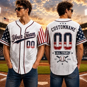 Könnte beinhalten: Ein weißes Baseballtrikot mit roten und blauen Streifen an den Ärmeln und der Knopfleiste. Vorne steht 'Your Team' und '00'. Auf der Rückseite befinden sich 'CUSTOMNAME', '00', 'ALL STARS' und eine Baseball-Grafik mit dem Text 'EST. 2026'.