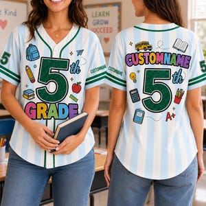 Könnte beinhalten: Ein hellblau-weiß vertikal gestreiftes Baseballtrikot mit einer großen dunkelgrünen Nummer 5, dem Text 5th GRADE und schulbezogenen Grafiken wie Rucksack, Stift und Apfel vorne sowie CUSTOMNAME und Schulsymbolen auf der Rückseite.