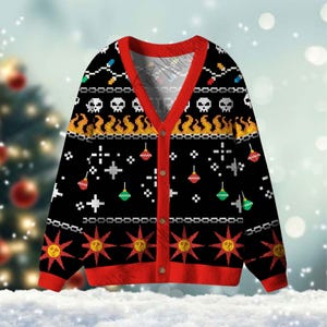 Könnte beinhalten: Schwarze Strickjacke mit rotem Besatz und Knopfverschluss. Der Pullover zeigt pixelige Schädel-, Flammen- und Sonnenmuster sowie Weihnachtsschmuck und Lichterketten. Ein festliches und einzigartiges Kleidungsstück.